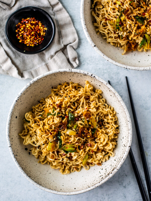 Bowls of garlic noodles with chopticks.