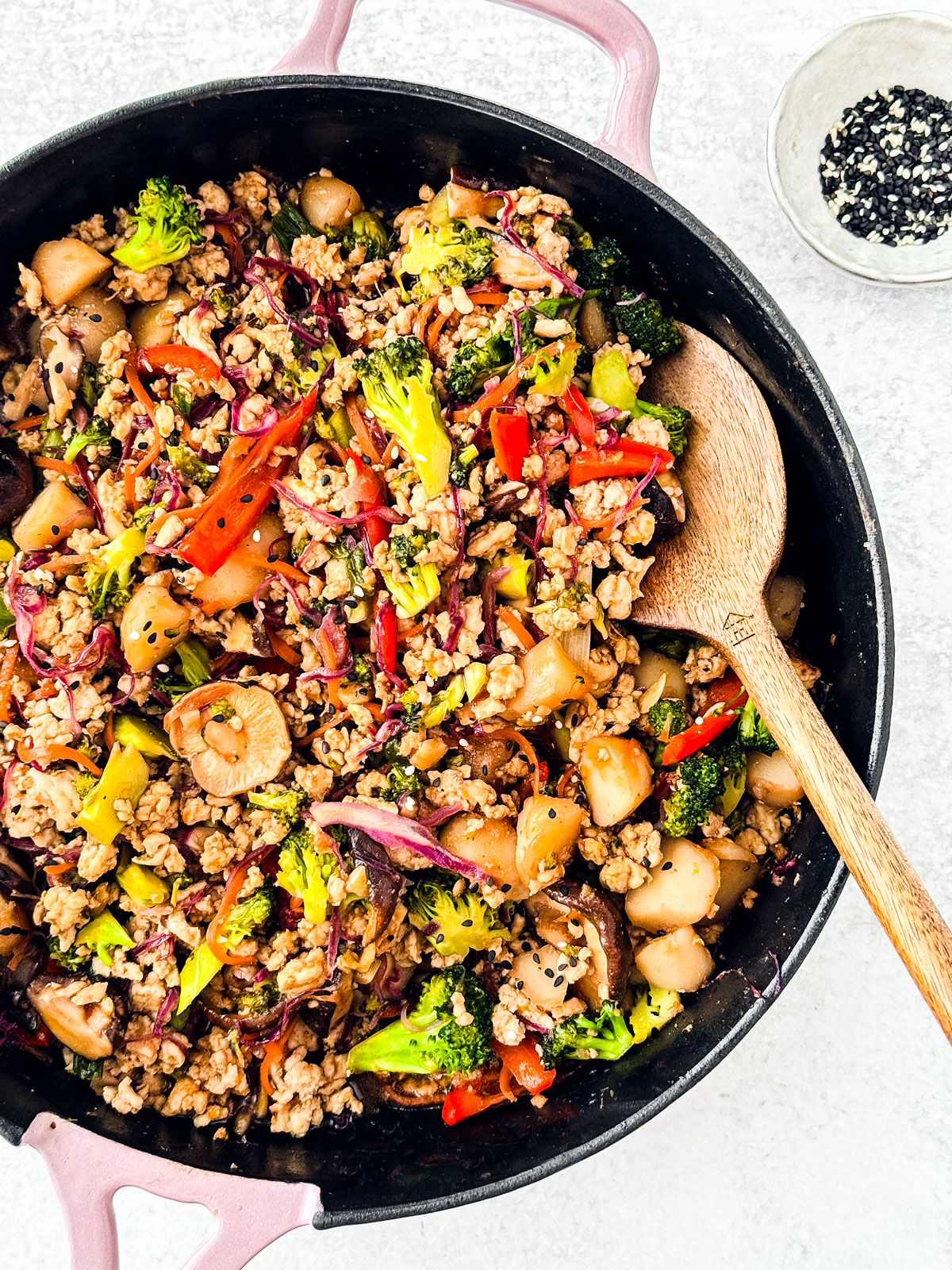 Cast iron pan brimming with completed ground turkey stir fry.