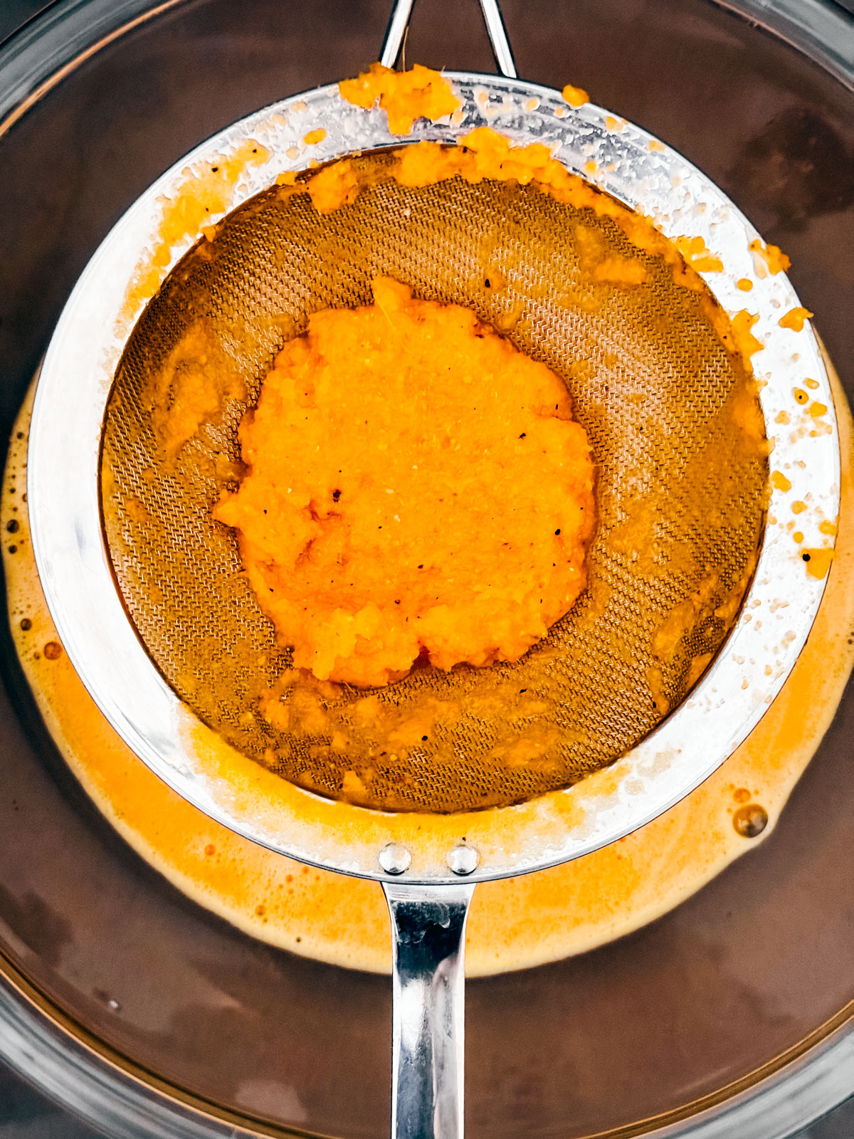 Sieve full of pulp from the mixture.